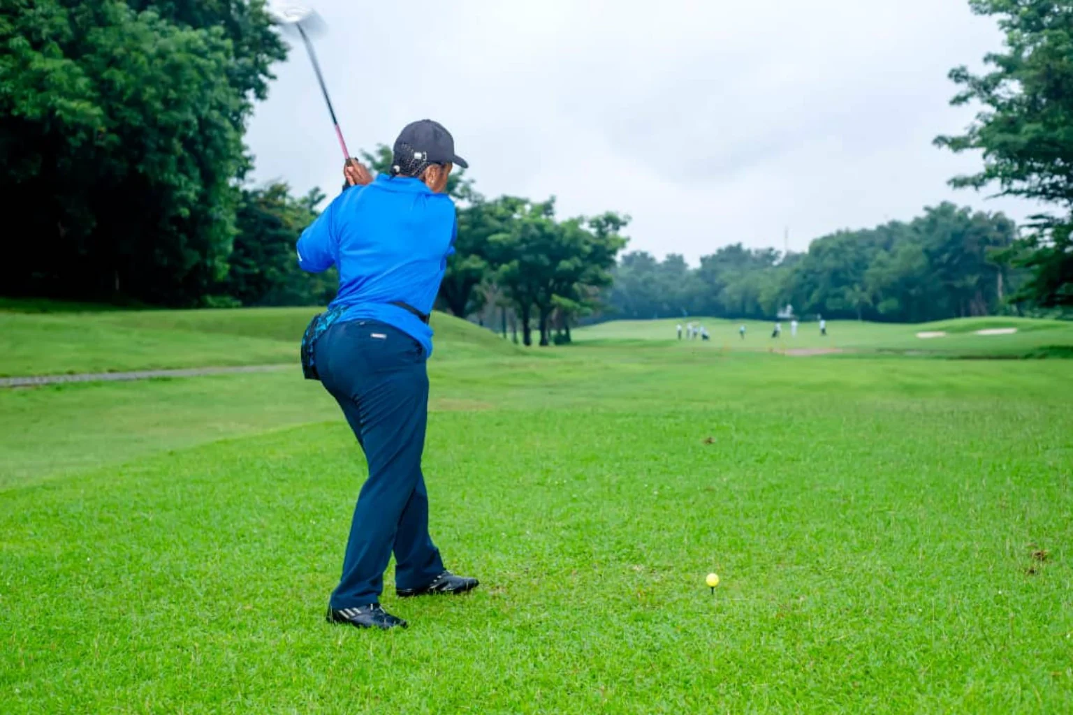Mnguember Vicky Sylvester playing golf